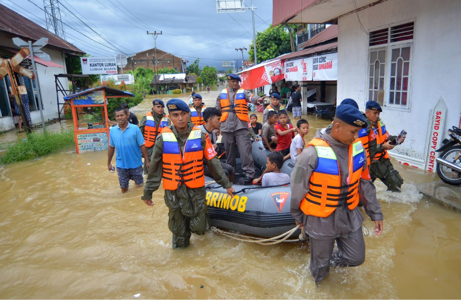 relawan dalam membantu evakuasi warga